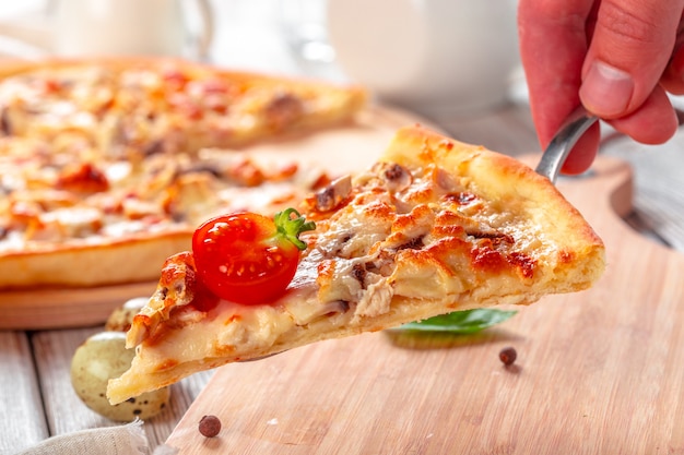 Pizza fresca deliziosa servita sulla tavola di legno