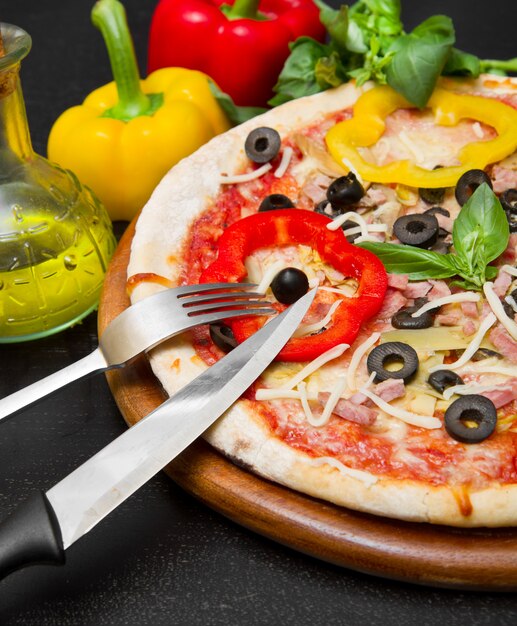 Pizza fresca deliziosa servita sulla tavola di legno