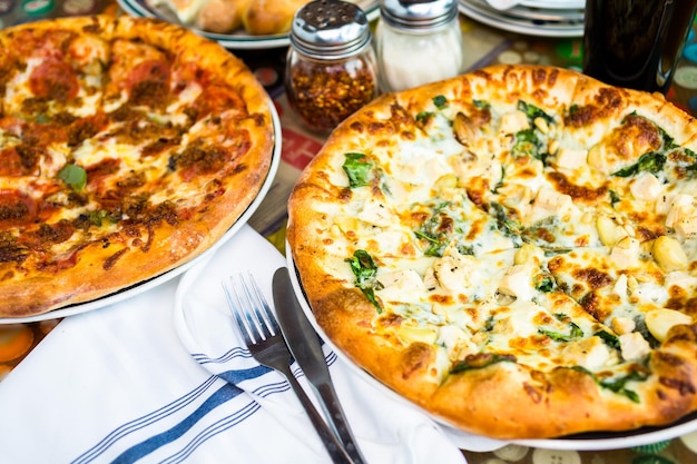 Pizza fresca di pinoli di pollo nel ristorante italiano.
