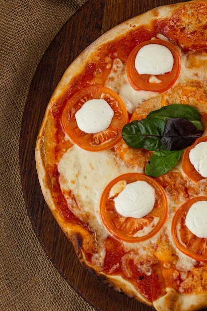Pizza fresca italiana Margherita con mozzarella di bufala e basilico
