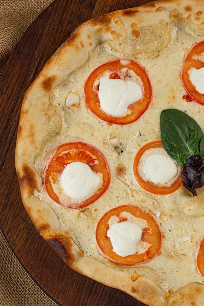 Pizza fresca italiana Margherita con mozzarella di bufala e basilico