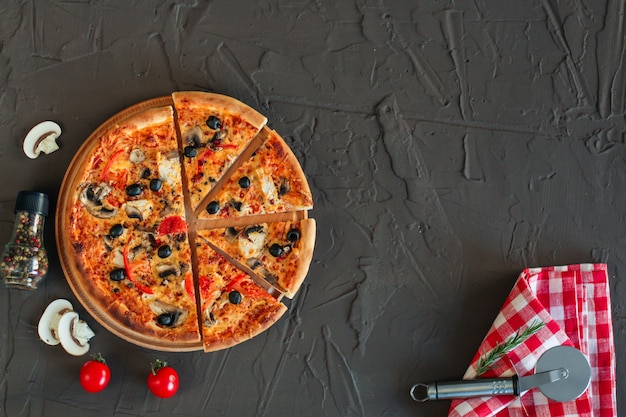 Pizza, funghi, olive, salsa di pomodoro, formaggio. sfondo di cibo