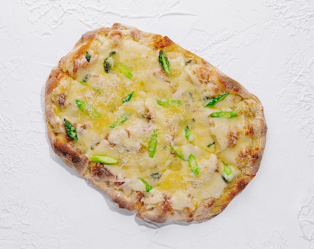 Pizza gourmet con asparagi su sfondo bianco