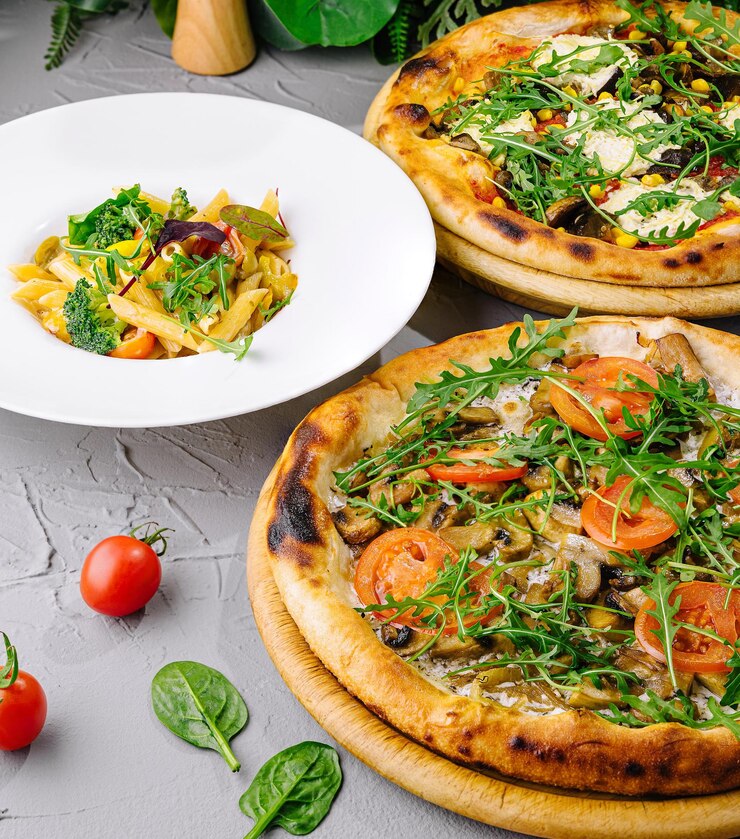 Foto pizza gourmet di verdure e pasta in tavola
