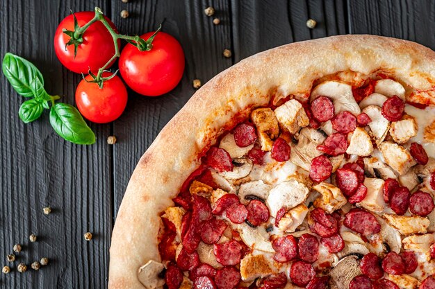 Pizza grande e gustosa con diversi tipi di carne