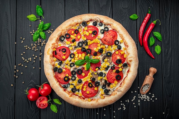 Pizza grande e gustosa con diversi tipi di carne