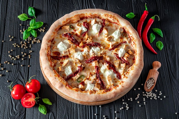 Pizza grande e gustosa con pomodori secchi e feta