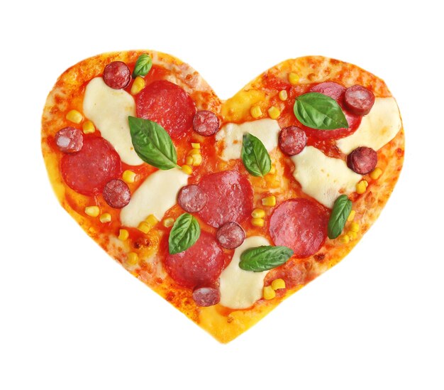 Pizza gustosa a forma di cuore isolato su bianco