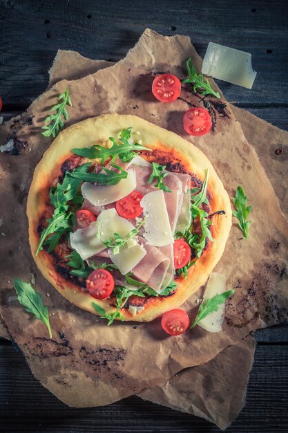 Pizza gustosa con pomodori basilico e formaggio