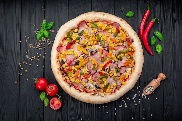 Pizza gustosa e grande con diversi tipi di carne Pizza con diversi tipi di ingredienti paprika dolce e funghi