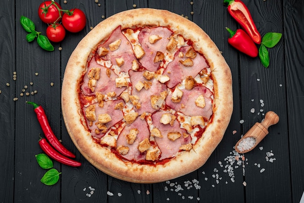 Pizza gustosa e grande con diversi tipi di carne