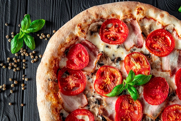 Pizza gustosa e grande con diversi tipi di carne