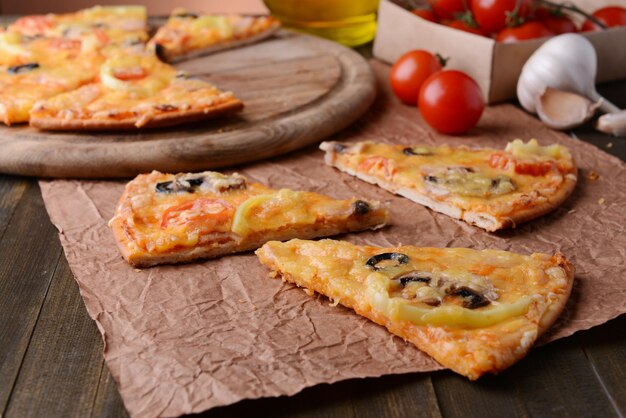 Pizza gustosa sul primo piano della tavola