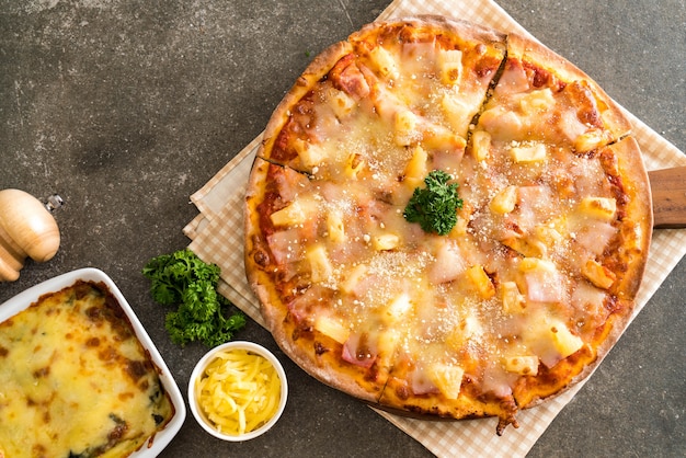 pizza hawaiana sul tavolo