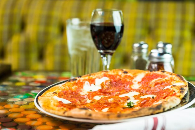 Pizza in stile Napolitana sul tavolo nel ristorante italiano.