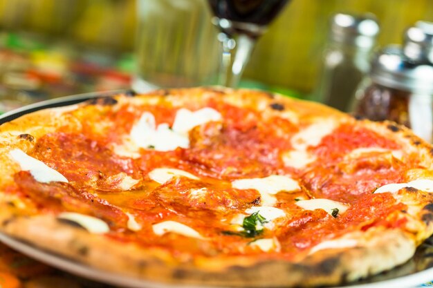 Pizza in stile Napolitana sul tavolo nel ristorante italiano.