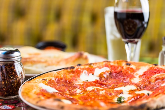 Pizza in stile Napolitana sul tavolo nel ristorante italiano.