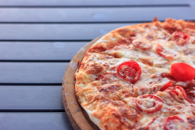 Pizza integrale con pomodori e formaggio.