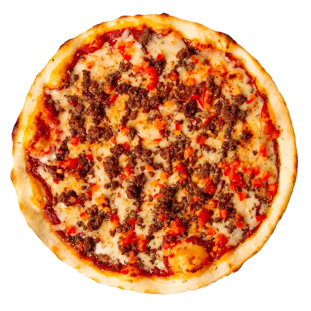 Pizza isolata con carne macinata e pomodori