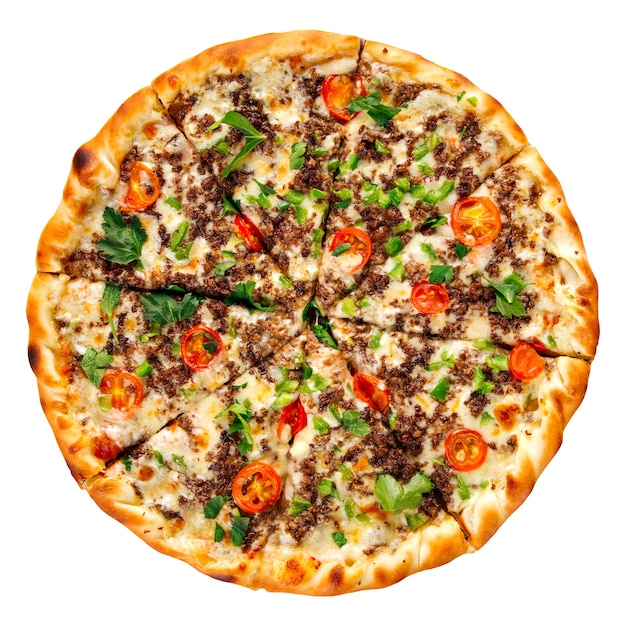 Pizza isolata con carne macinata e pomodori