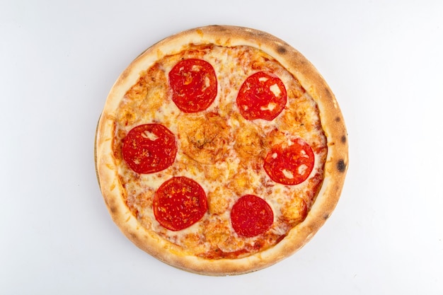 Pizza isolata con il pomodoro