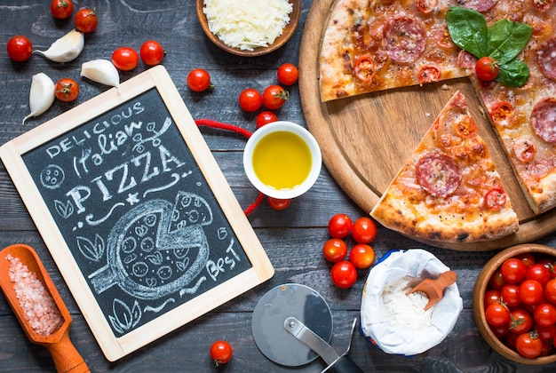 Pizza italiana calda su una tavola di legno rustica.