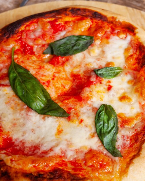 Pizza italiana casalinga fresca Margherita con basilico