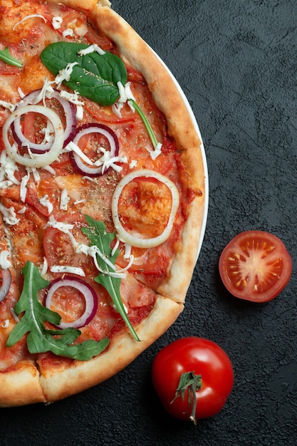 Pizza italiana classica su fondo scuro