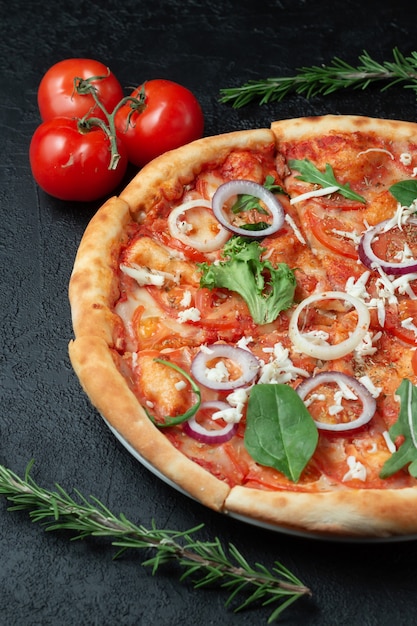 Pizza italiana classica su fondo scuro