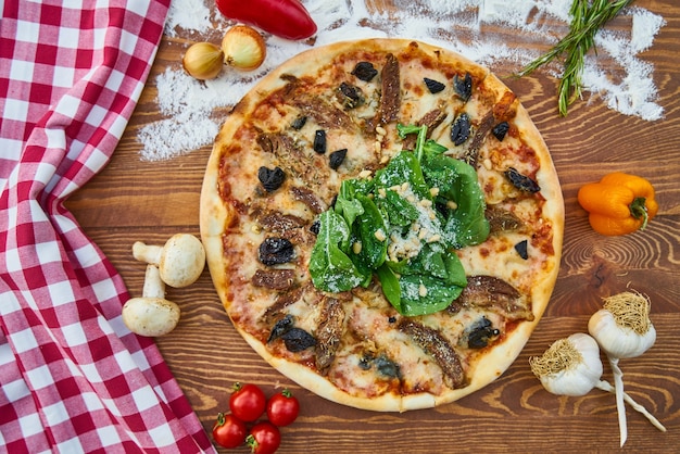 Pizza italiana con farina e verdure colorate