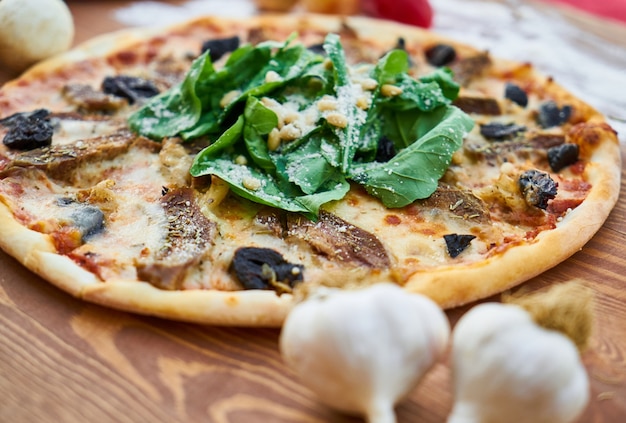 Pizza italiana con farina e verdure colorate