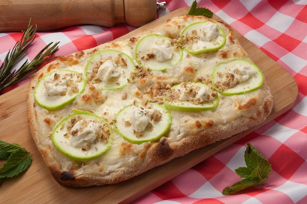 Pizza italiana con formaggio di zucchine e noci