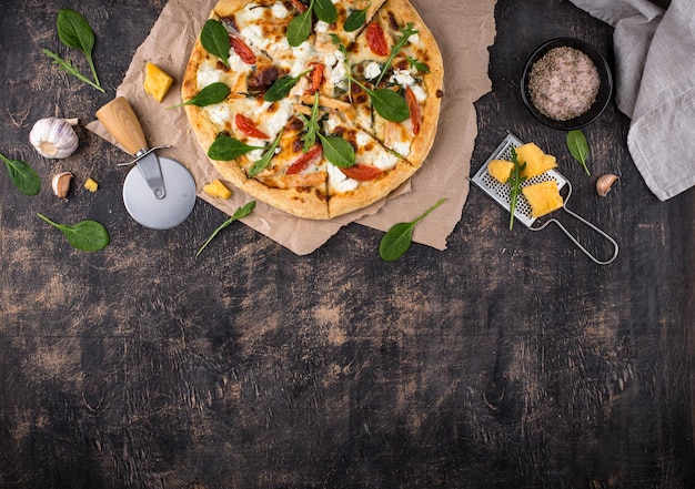 Pizza italiana con formaggio feta pomodoro e basilico