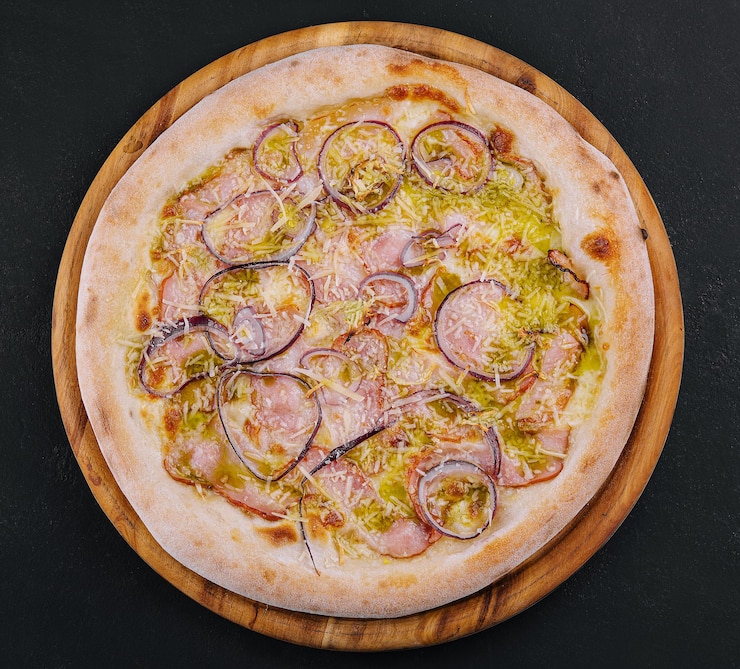 Foto pizza italiana con pancetta prosciutto parmigiano e cipolla rossa