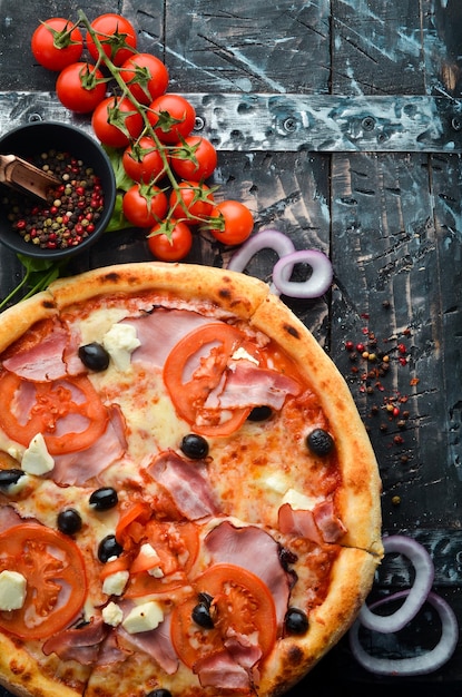 Pizza italiana con pomodori, pancetta e olive Vista dall'alto Spazio libero per il testo