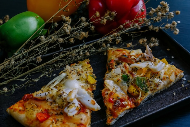 Pizza italiana con pomodoro e pepe sul tavolo