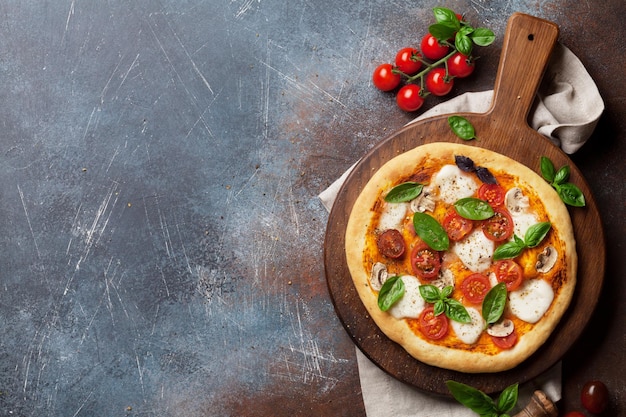 Pizza italiana con pomodoro, mozzarella e basilico Vista dall'alto con spazio per il testo