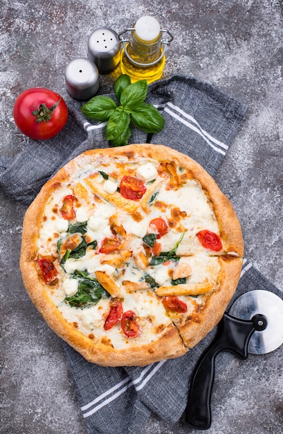 Pizza italiana con pomodoro, mozzarella e pollo