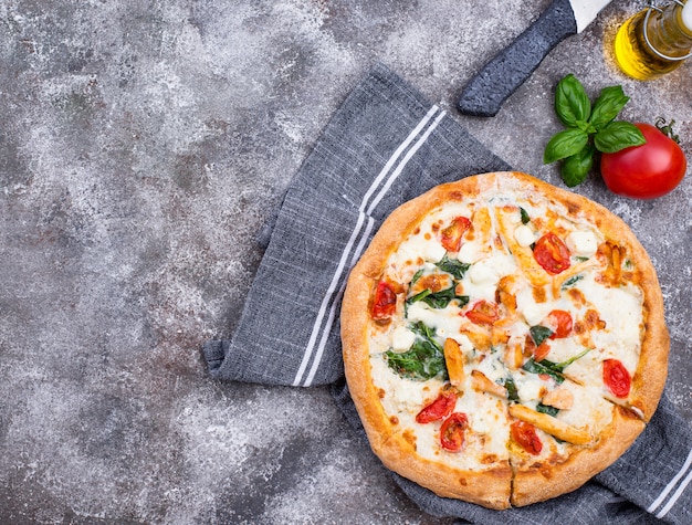 Pizza italiana con pomodoro, mozzarella e pollo