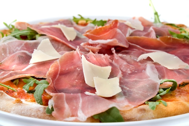 Pizza italiana con prosciutto e formaggio