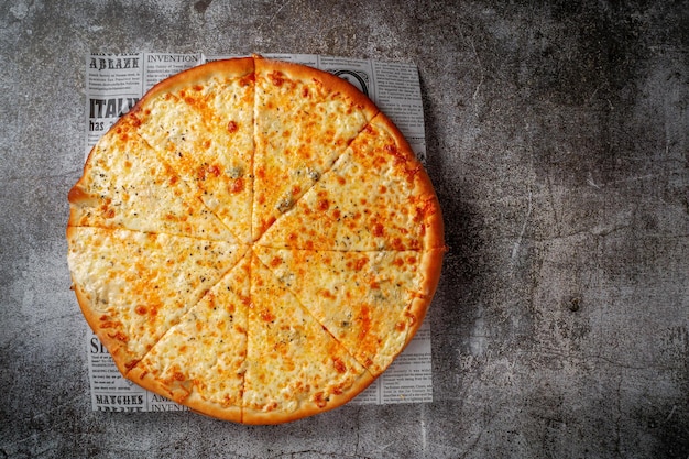 Pizza italiana deliziosa fresca su uno sfondo di tavolo in pietra grigia