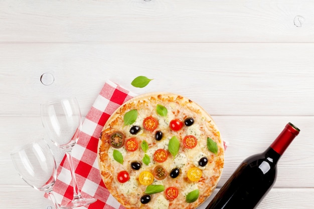 Pizza italiana e vino rosso