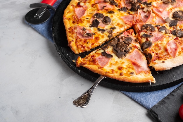 Pizza italiana fresca con pancetta e funghi.