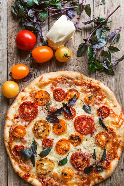 Pizza italiana fresca con pomodori e mozzarella