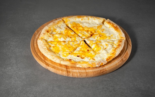 Pizza italiana Margherita con formaggio sulla vista dall'alto del tavolo in cemento grigio