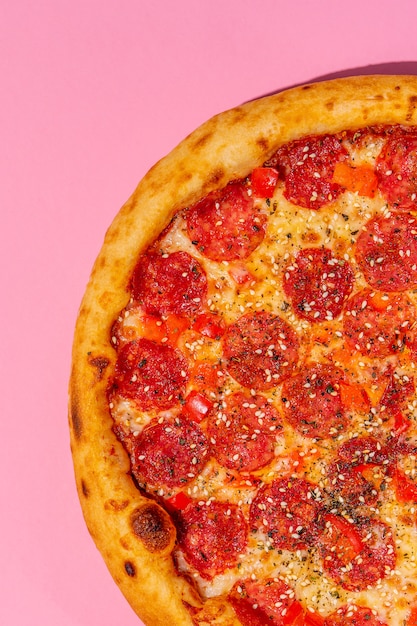 Pizza italiana pop art su sfondo rosa