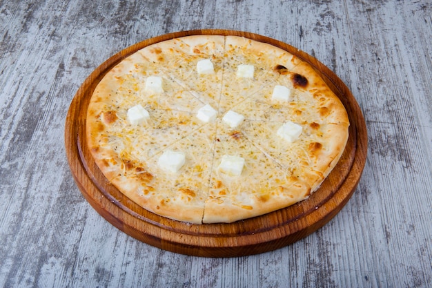 pizza italiana su fondo in legno con decorazione intorno