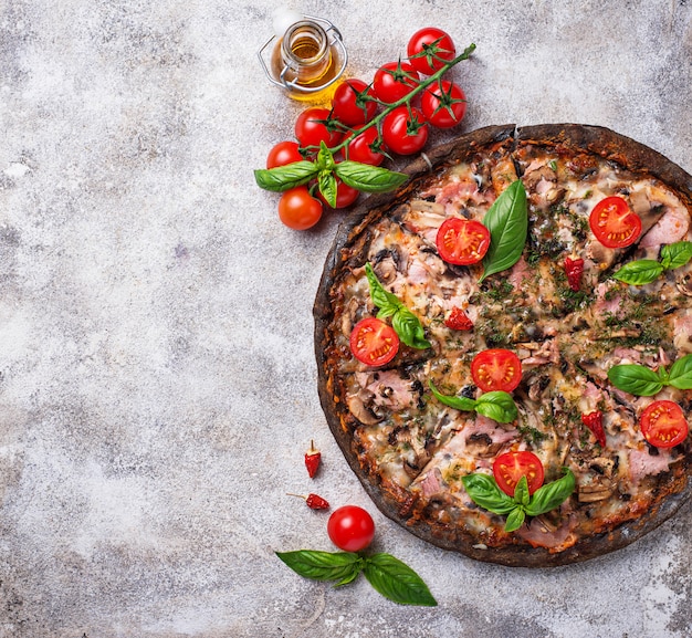 Pizza italiana su pasta nera. Cibo alla moda