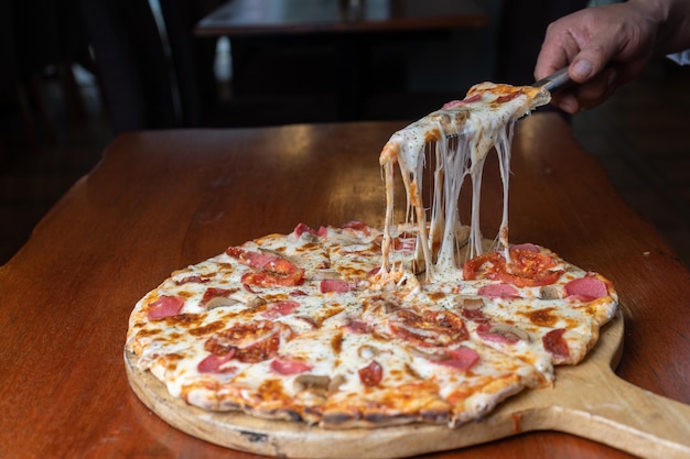 Pizza italiana su un tavolo da ristorante.