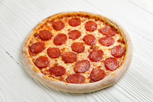 Pizza italiana su un tavolo di legno bianco